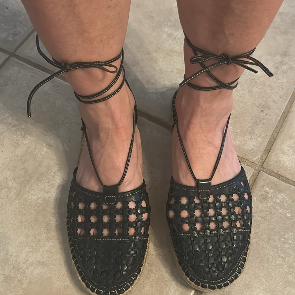 Pikolinos .Woven espidrille flat. Black lace up .